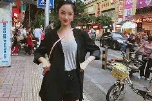 大衣哥朱之文中途罢演引发热议。他在景区登台表演到一半骤然停演并非设备故障而是难以忍受现场高温无法继续演出